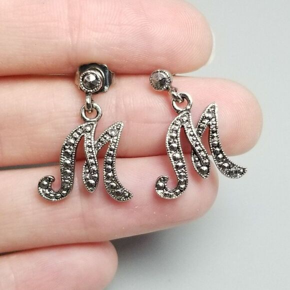 Vintage Avon M Monogram Letter Dangle Charm Stud Earrings, Silver Tone Initials - Picture 6 of 7